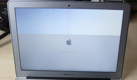 Gecombineerde foto van Macbook A1369 met defecte en gerepareerde LCD