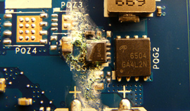 Vochtschade om een IC en omliggende componenten van een laptop