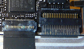 Vochtschade bij de keyboard en trackpad connectors in een MacBook